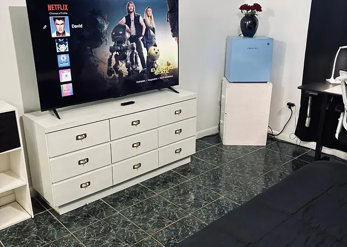 Miami Peaceful King Bed With 65 Inch Smart Tv, Netflix, Airplay, Ergonomic Desk And 500 Mbps Wifi Near Fiu, Dolphin Mall, Airport
