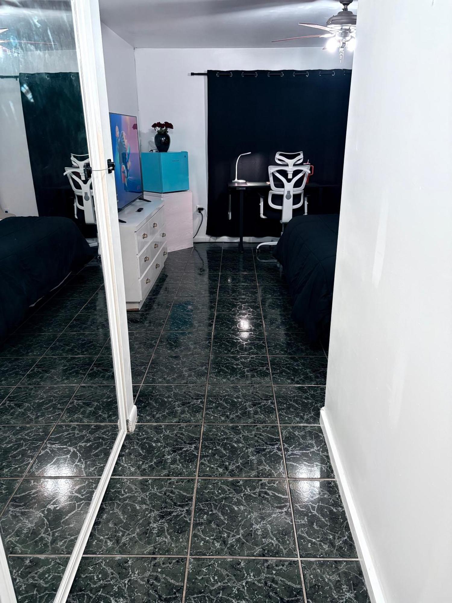 Peaceful King Bed With 65 Inch Smart Tv, Netflix, Airplay, Ergonomic Desk And 500 Mbps Wifi Near Fiu, Dolphin Mall, Airport Alloggio in famiglia Miami