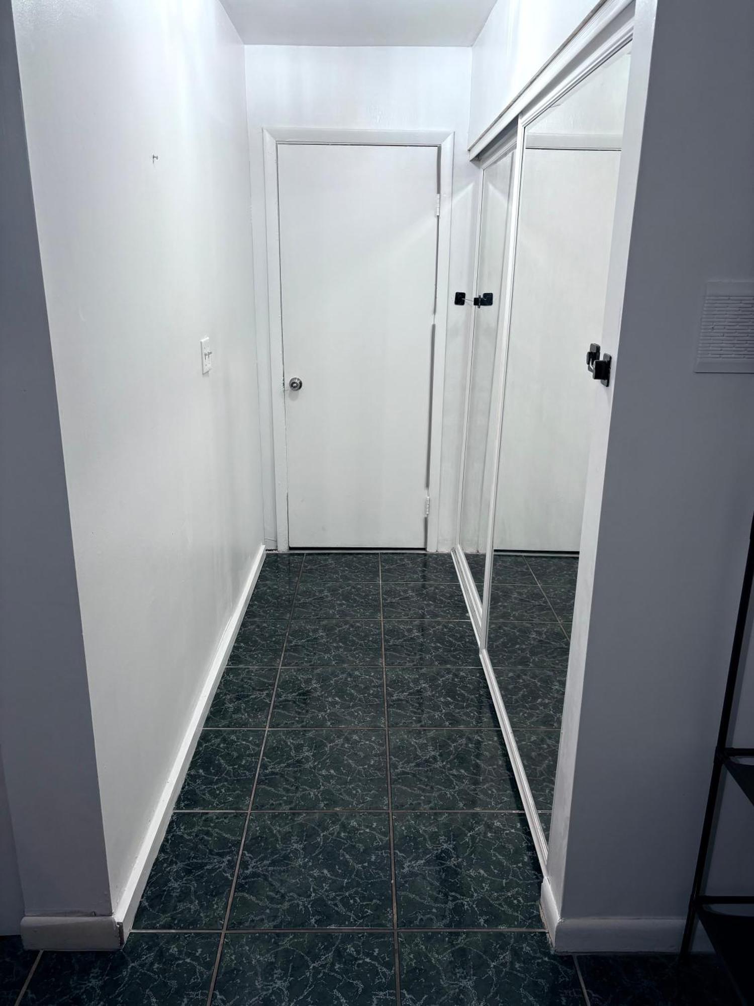 Peaceful King Bed With 65 Inch Smart Tv, Netflix, Airplay, Ergonomic Desk And 500 Mbps Wifi Near Fiu, Dolphin Mall, Airport