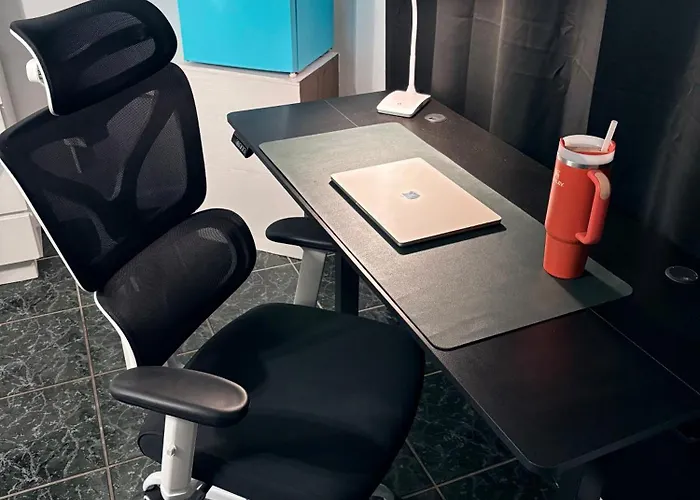 Miami Peaceful King Bed With 65 Inch Smart Tv, Netflix, Airplay, Ergonomic Desk And 500 Mbps Wifi Near Fiu, Dolphin Mall, Airport