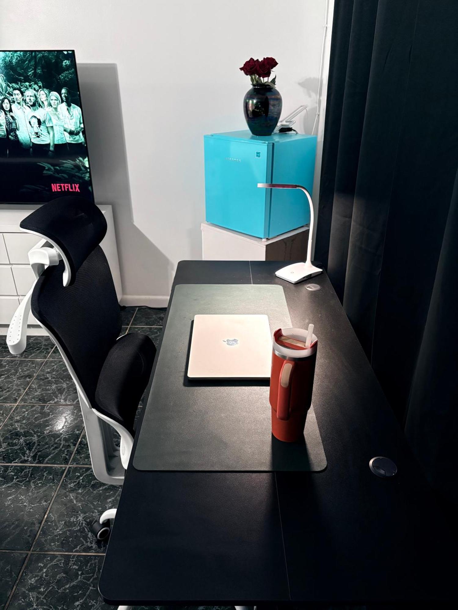 Miami Peaceful King Bed With 65 Inch Smart Tv, Netflix, Airplay, Ergonomic Desk And 500 Mbps Wifi Near Fiu, Dolphin Mall, Airport Miami