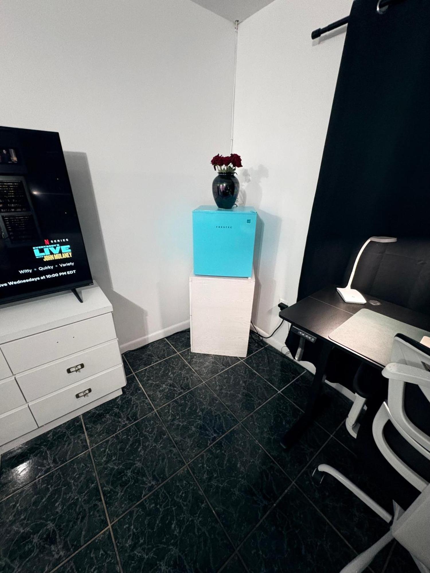 Miami Peaceful King Bed With 65 Inch Smart Tv, Netflix, Airplay, Ergonomic Desk And 500 Mbps Wifi Near Fiu, Dolphin Mall, Airport Homestay *