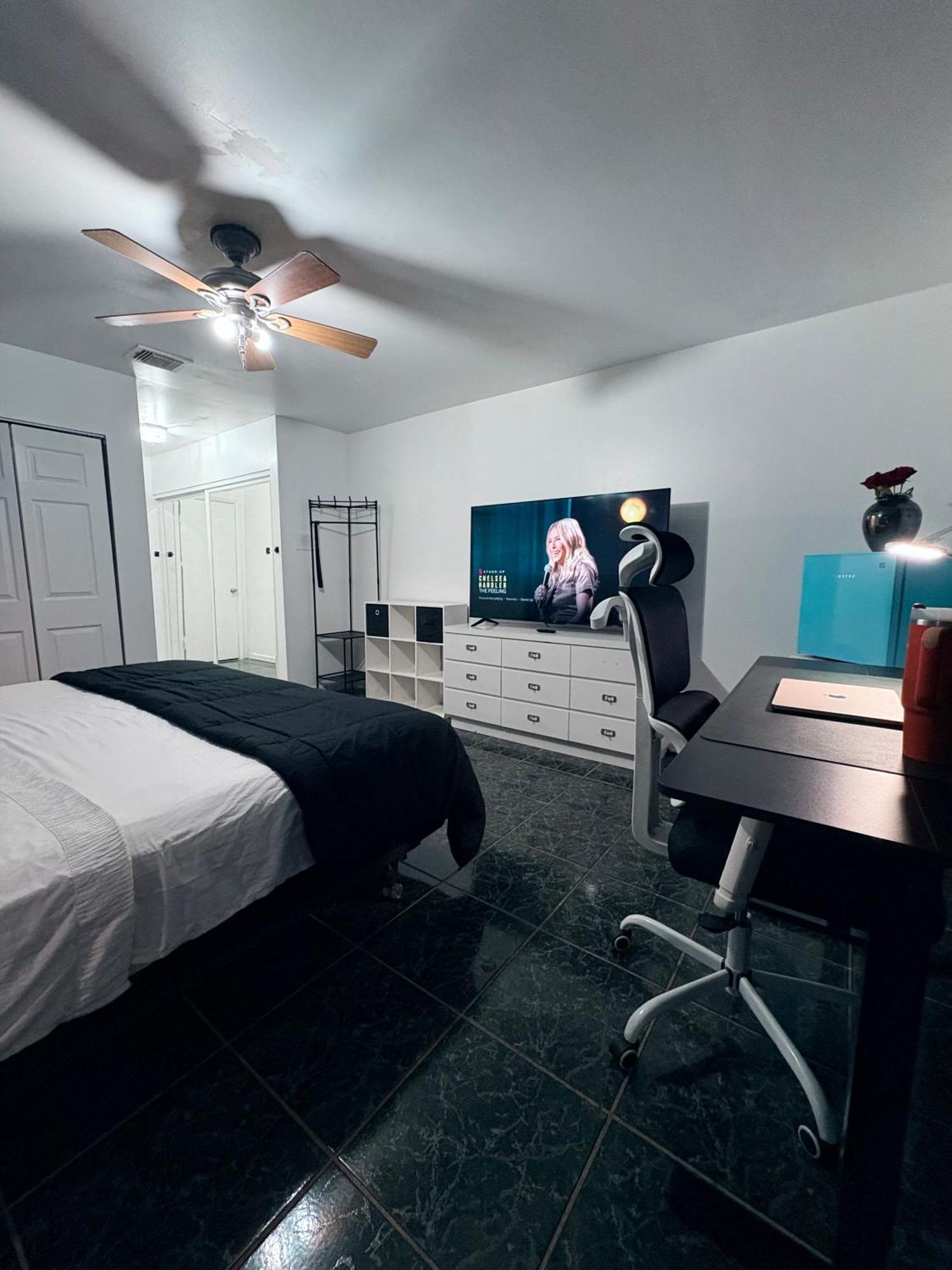 Miami Peaceful King Bed With 65 Inch Smart Tv, Netflix, Airplay, Ergonomic Desk And 500 Mbps Wifi Near Fiu, Dolphin Mall, Airport * Miami
