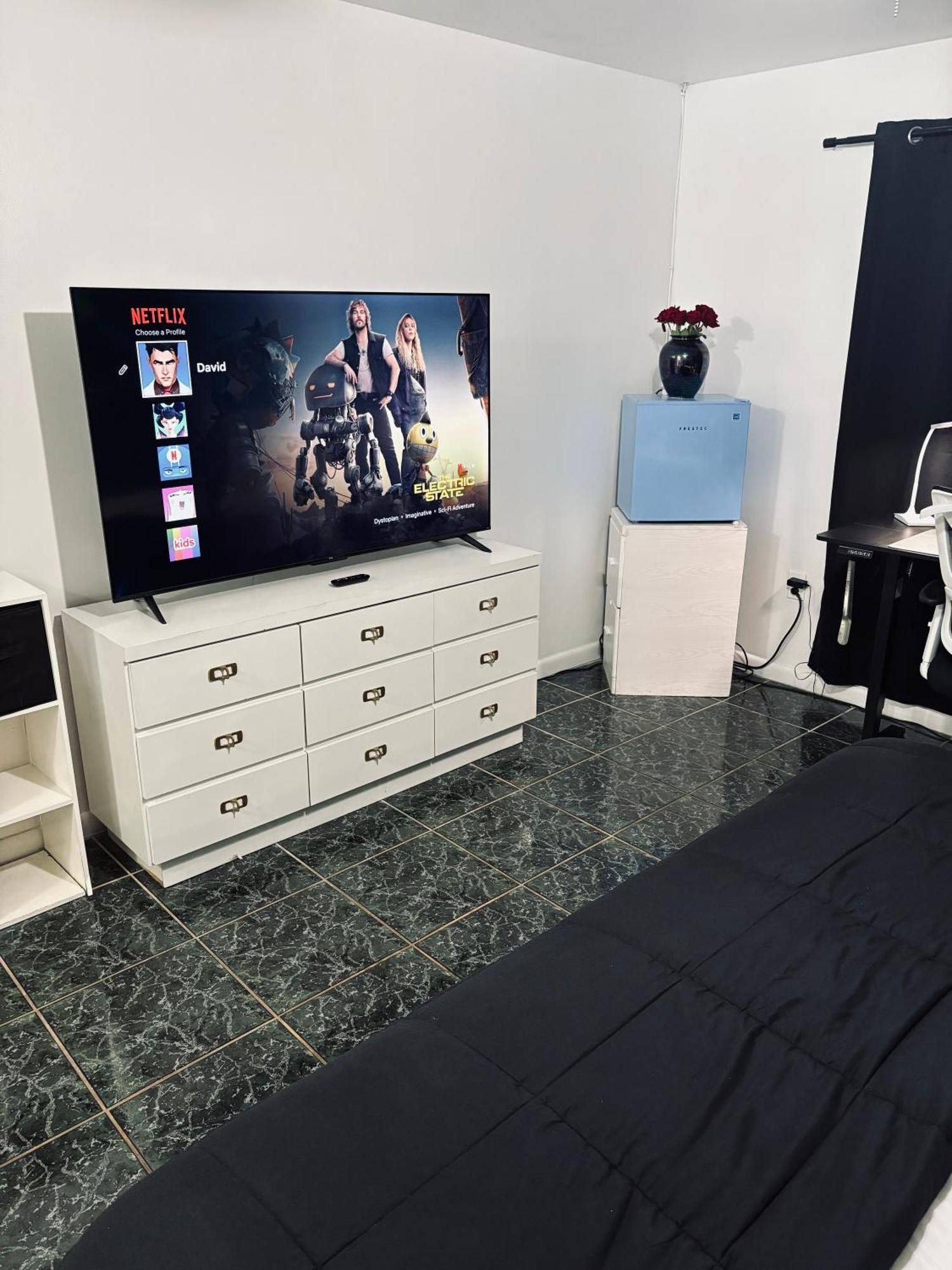 Miami Peaceful King Bed With 65 Inch Smart Tv, Netflix, Airplay, Ergonomic Desk And 500 Mbps Wifi Near Fiu, Dolphin Mall, Airport *