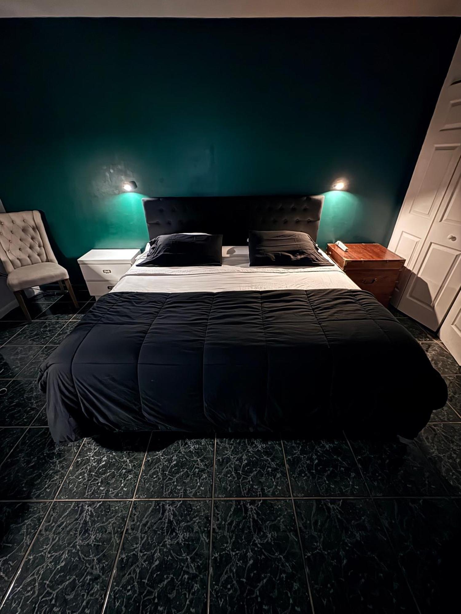 Miami Peaceful King Bed With 65 Inch Smart Tv, Netflix, Airplay, Ergonomic Desk And 500 Mbps Wifi Near Fiu, Dolphin Mall, Airport Homestay Miami